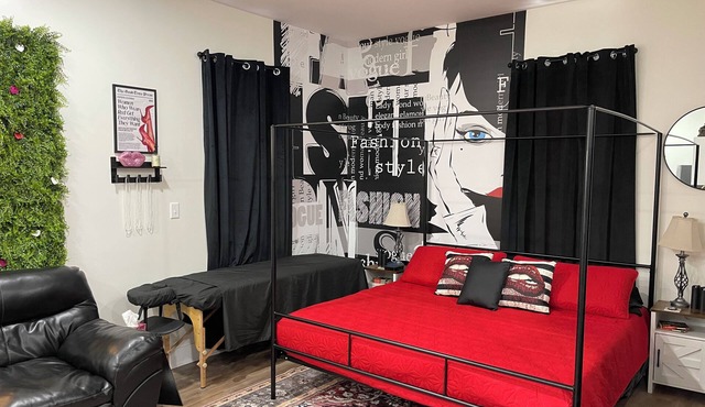 Ruby Red Haven – Chic Downtown Retreat Dayton in Dayton