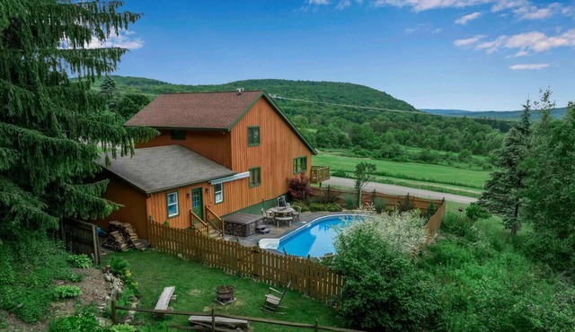 Rustic hillside cabin- hot tub & spectacular views