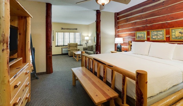 Rustic Retreat w/Onsite Pool + Gym | 5 mi to Gray’s Lake Park