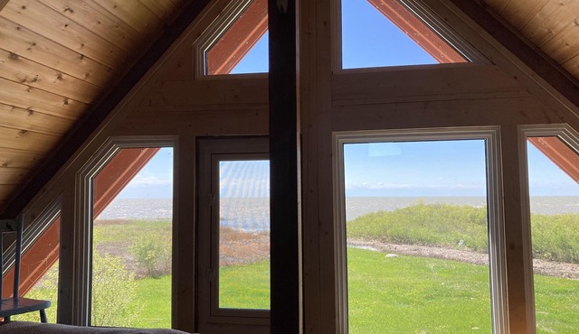Rustic Waterfront, Lakeside Cottage with Stunning Views 1 hour from Winnipeg.