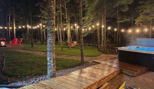 Secluded Forest Themed Cottage with Hot Tub,3 bed 2 bath with loft sitting area