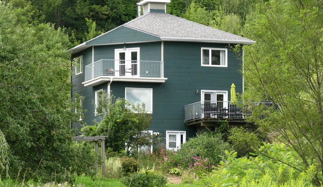 Secluded, peaceful country house on a magnificent 5-acre site.
