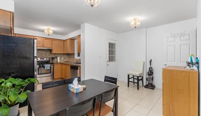 Semi-Private Townhouse - 3 Bedrooms, 4 beds, Free Parking, Wifi, Netflix, - Hosted by Matthew