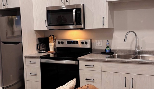 Separate Entry 1 Bed/1Bath Basement Unit in Rosewood.