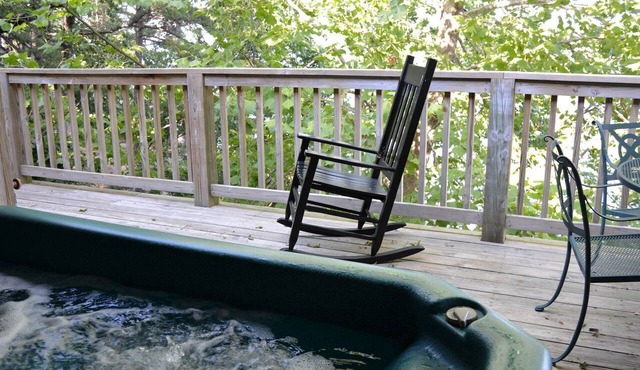Serene Cottage with Pool, Jacuzzi and Lake Views in Mount Ida, Arkansas
