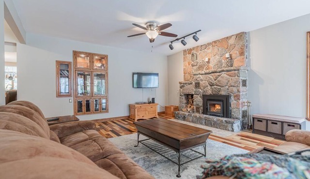 Simcoe Lakefront Cottage in Innisfil With Parking, BBQ, Garden, Firepit