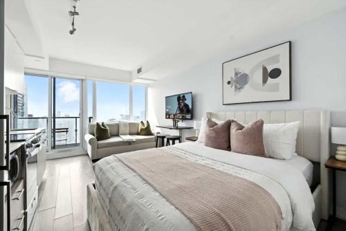 Sleek studio near Eaton Centre in central downtown