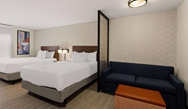 Sleek Suite for Guests Seeking Comfort Near Magnolia Market – Few Min