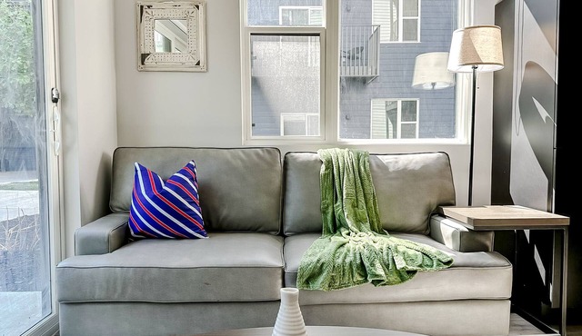 Sleepover: Bright 1BD/1BA + Gym - Downtown Omahan