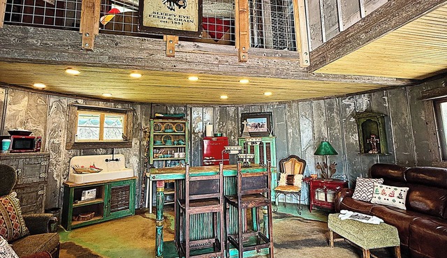 Sleepy Eye Inn – Rustic Silo Retreat in the Heart of Hamilton, TX