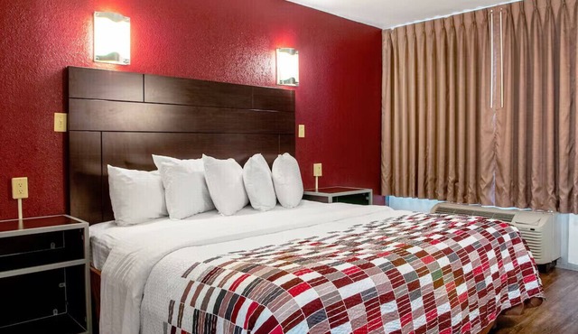 Slidell Deluxe King Room w/Outdoor Pool