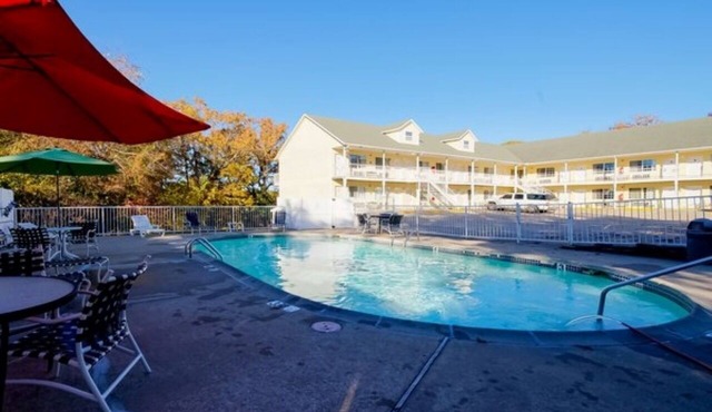 Soak & Stay! King Room with Jetted Tub near Christ of Ozarks.