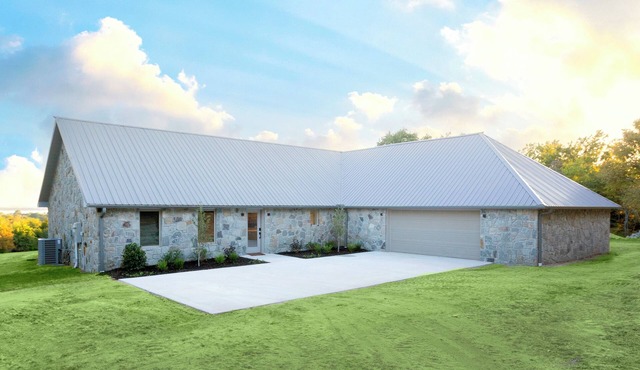 "Solitude" Private 36 Acre Lakeview Retreat w2 Boat Slips-Duchess Creek Estates