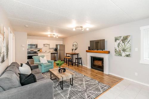 South Wind - Modern Condo in Collingwood - Sleep 5