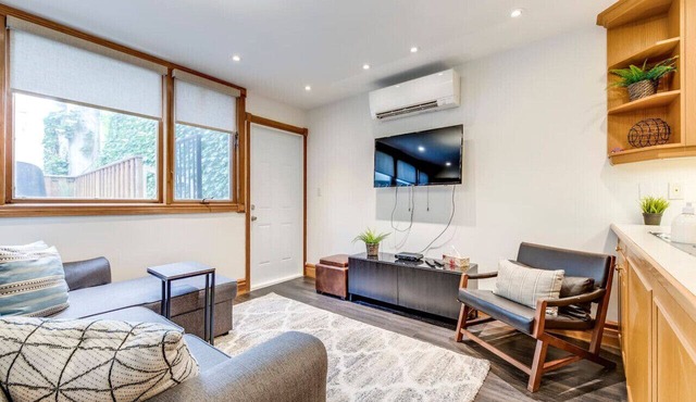 Spacious 1BR Penthouse Suite with Amazing Terrace!