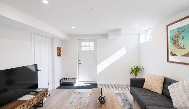 Spacious 2BR Basement w Parking -30 mins to Downtwn TO