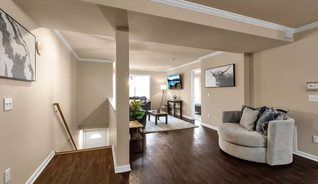 Spacious 3 bed/3 bath apartment near airport/UB