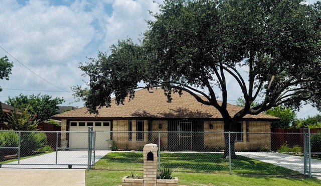 Spacious 3BR/2BA Home – Near Airport & La Plaza Mall, Perfect for Families!