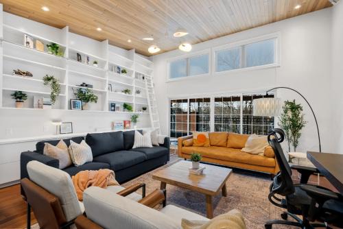Spacious 3BR3BA Retreat with Outdoor Space Sleeps 10, Steps from Subway