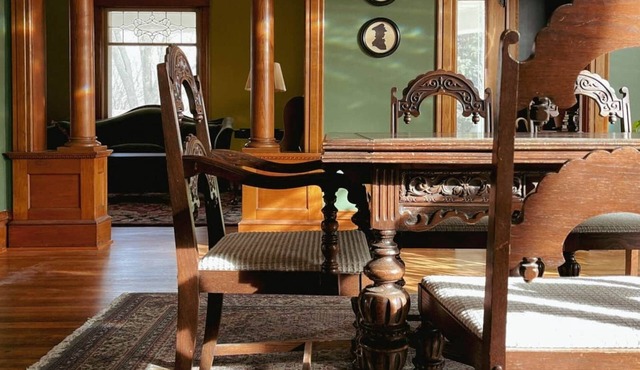 Spacious 4 BDR Historic Home in Sioux Center
