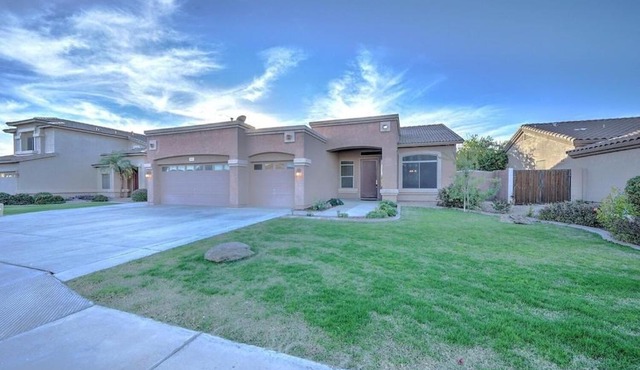 Spacious 4 bed 2 bath with Game Room and Hot Tub. in Gilbert