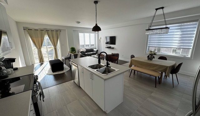 Spacious 4-bedroom townhome with WiFi and AC in charming Wasaga Beach