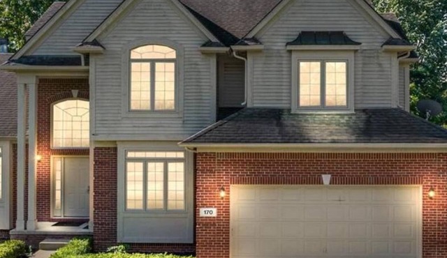 Spacious 4-bedroom house with WiFi, AC in charming Commerce Twp