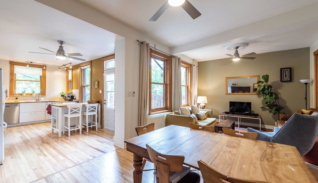 Spacious 4 bedrooms, 2 floors with garden, near Jean Talon Market. Pets welcome!