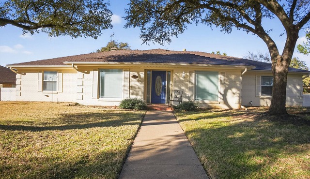 Spacious 4BR w/2 King Beds, Media Room + Large Parking
