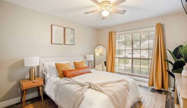 Spacious 4BR/2.5BA Houston Home, Pool, WiFi & AC Included