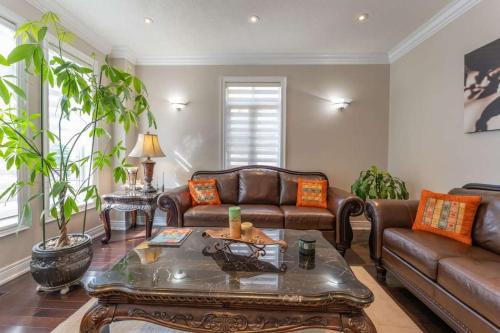 Spacious 4BR Home with Private Yard & Fast WiFi