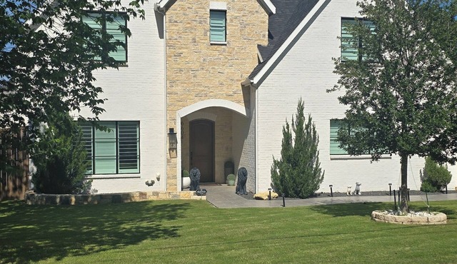 Spacious 6-bedroom house in perfect Colleyville with AC