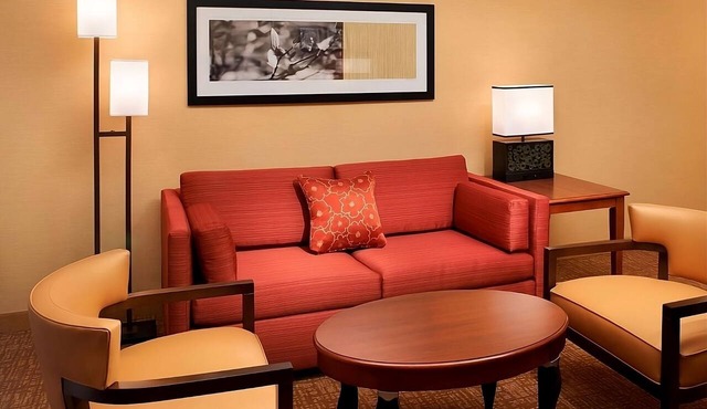 Spacious and Fully-furnished Accommodation! Pets Allowed, Indoor Swimming Pool!