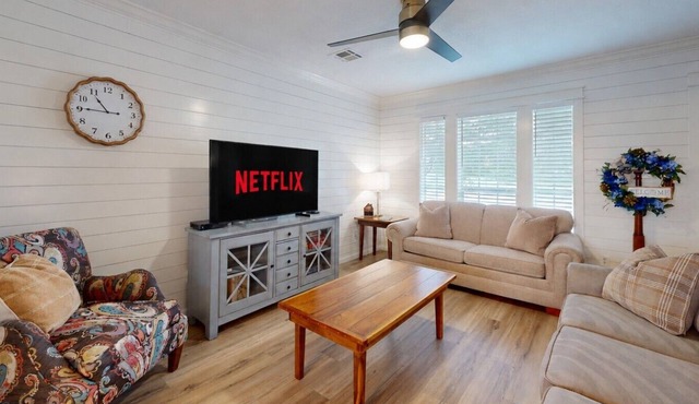 Spacious Central Charm - Central College Station Location by Lovely Central Park