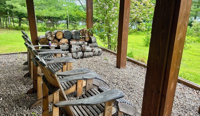 Spacious Chalet with vast, lakefront property w firepit, minutes from Tremblant