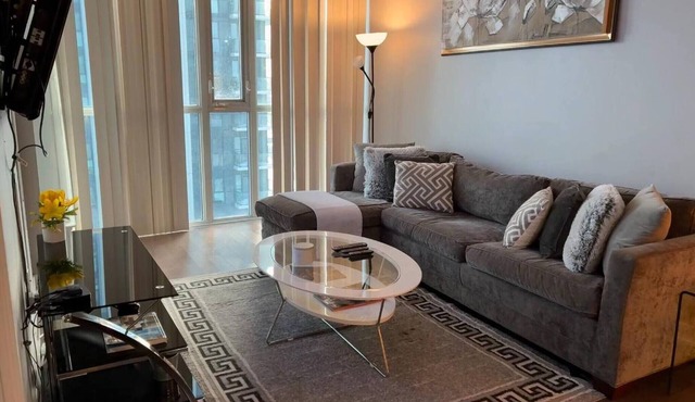 Spacious-cozy 2bed Condo in Square Ones Misissauga