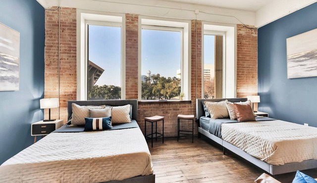 Spacious Downtown Loft I Walk to Conv Ctr I parking