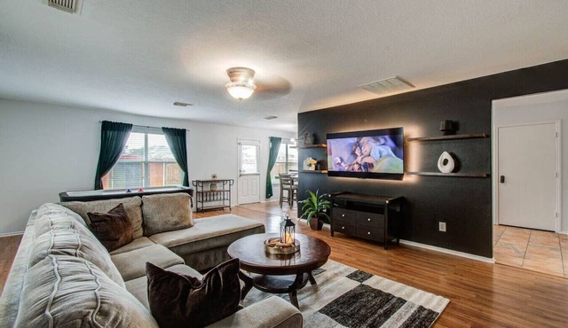 Spacious Houston Retreat near IAH, Spring and The Woodlands