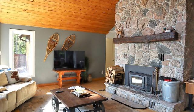 Spacious Lakefront Cottage In Muskoka | Cozy Wood Fireplace, Breathtaking Views