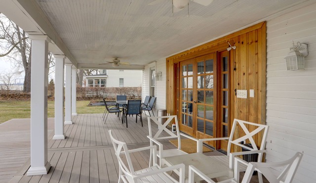 Spacious Lakefront House w/Backyard Fire Pit