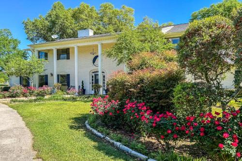 Spacious Madisonville Estate w/Grill & Pond Views