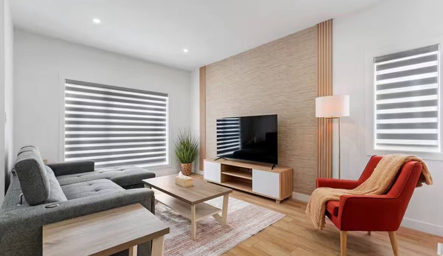Spacious new 3 Bedroom, sleeps 10, King Bed, 8min to YWG