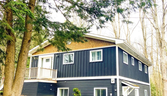 Spacious Private Comfort, EV Charger, Pet OK, Lg Fenced Backyard, Firepit, BBQ