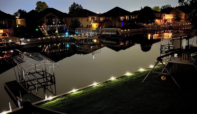 Spacious Quiet Waterfront Home Near Downtown Omaha