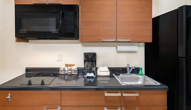 Spacious Room w/Kitchenette for Families Traveling Near Adventureland Resort