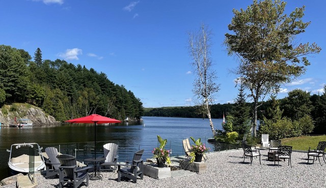 Spacious Rustic Cottage on Doe Lake