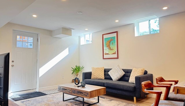 Spacious Suite w/Parking - 5 Mins to Scarb GO