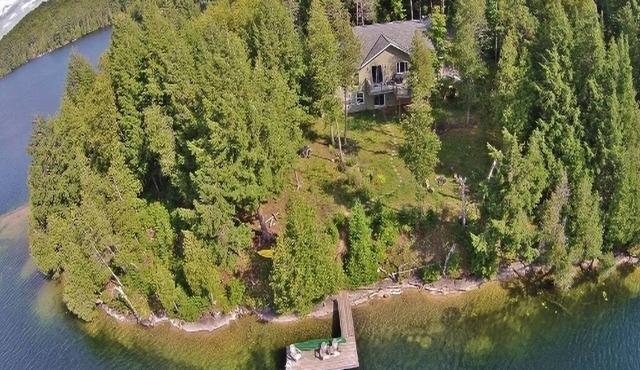 Spacious Waterfront Cottage with Privacy and Stunning Views