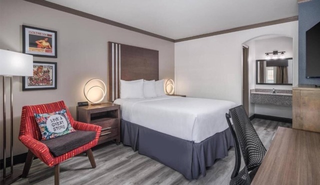 Stay in Updated Elegance w/a Stylish Queen Room Near Local Hotspots