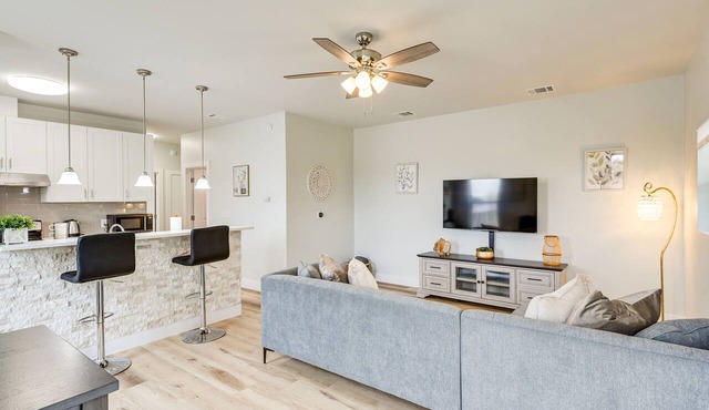 Steps to TCU Campus: Modern Fort Worth Apt